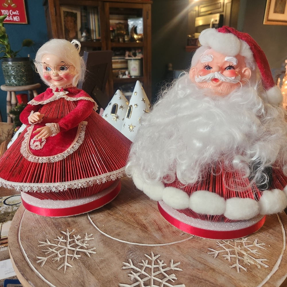 Handmade 70s Santa and Mrs. Claus dolls made from Reader's digests